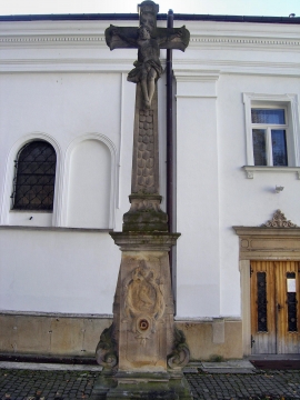 Kříž před římskokatolickým kostelem z roku 1783